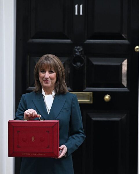 Le gouvernement britannique de Keir Starmer présente un budget en réponse à la crise économique