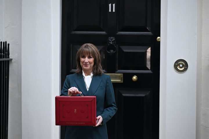 Le gouvernement britannique de Keir Starmer présente un budget en réponse à la crise économique