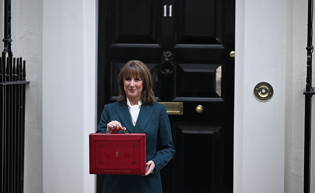 Le gouvernement britannique de Keir Starmer présente un budget en réponse à la crise économique