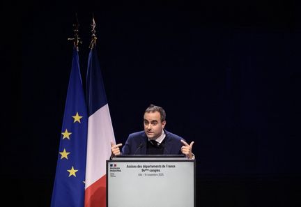 Le gouvernement prévoit de présenter une loi pour une "allocation sociale unique", annonce Sébastien Lecornu