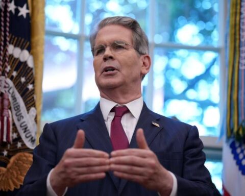 Le secrétaire au Trésor américain célèbre le 17e anniversaire du livre blanc de Bitcoin en critiquant les démocrates