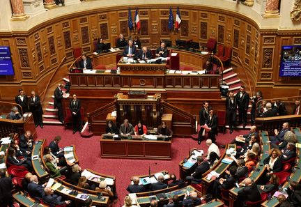 Le Sénat refuse la limitation des arrêts de travail à un mois lors du budget de la Sécurité sociale 2026