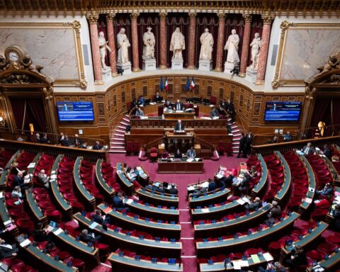 Le Sénat rejette la surtaxe sur les grandes entreprises et réduit l'impôt sur la fortune immobilière