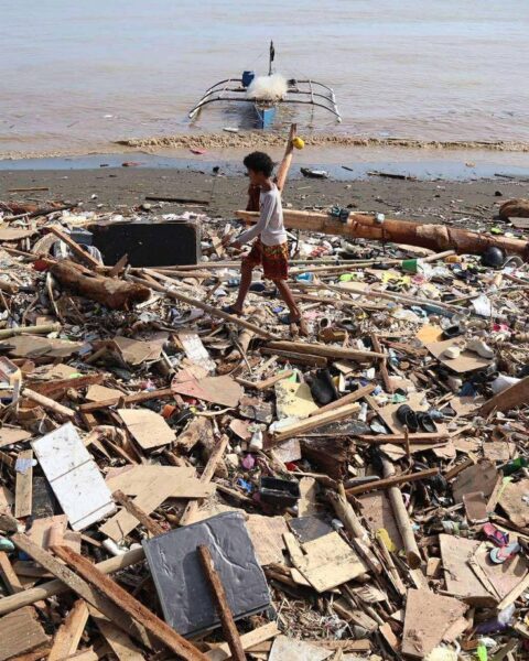 Le typhon Kalmaegi aux Philippines fait plus de 90 morts et provoque des inondations dévastatrices