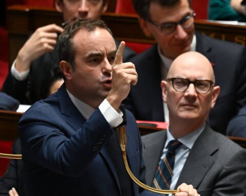 Lecornu critique vivement Ciotti et le RN sur la fiscalité lors des questions au gouvernement