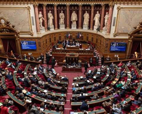 Les sénateurs critiquent la suspension de la réforme des retraites en commission