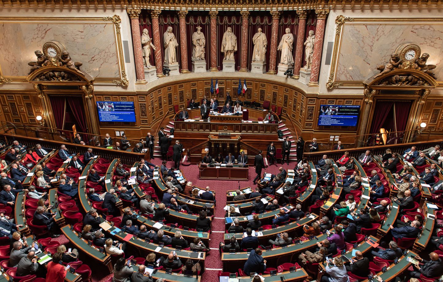 Les sénateurs critiquent la suspension de la réforme des retraites en commission
