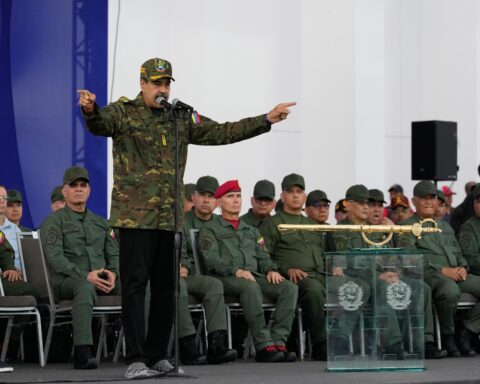 Maduro brandit une épée lors d'un rassemblement à Caracas alors que les tensions avec les États-Unis s'intensifient