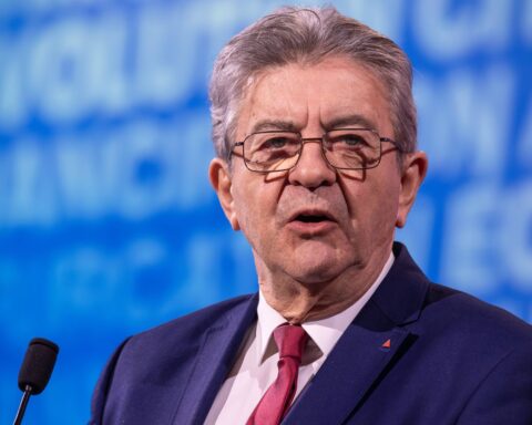 Mélenchon apporte son soutien au professeur accusé d'avoir publié une liste de « génocidaires »