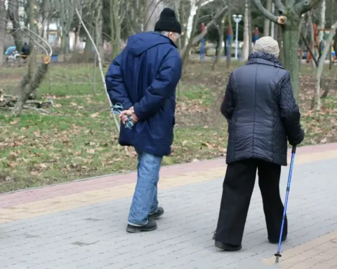 « Mieux qu’aux États-Unis : des retraités américains tirent avantage du système de santé français sans frais »