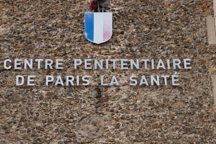 Nicolas Sarkozy reçoit des milliers de lettres de soutien en prison depuis octobre 2023