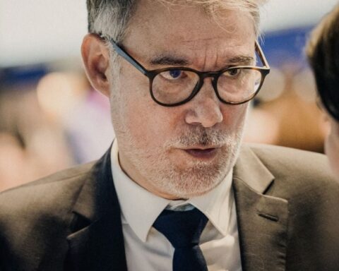 Olivier Faure défend le cadre fiscal en France lors du Sommet de l'économie