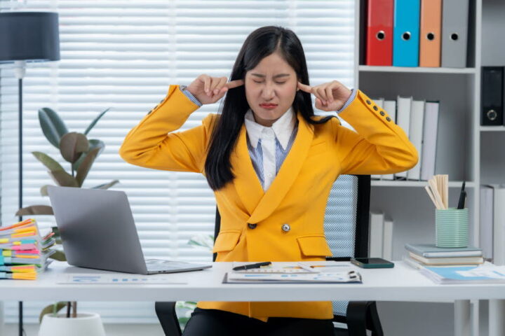 Plus de la moitié des actifs en France souffrent du bruit au travail selon une étude de l'Ifop