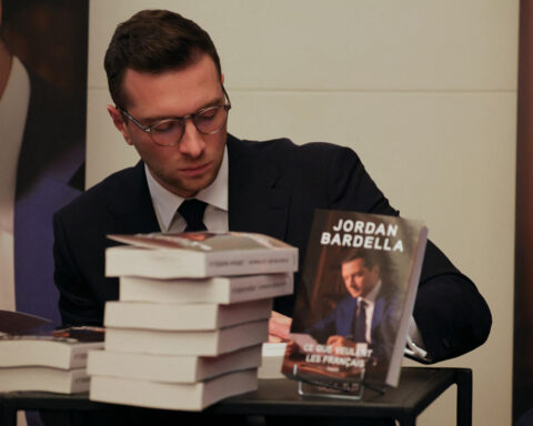 Pourquoi les hommes politiques français se lancent-ils dans l'écriture de livres ?