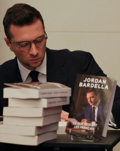 Pourquoi les hommes politiques français se lancent-ils dans l'écriture de livres ?