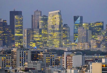 Record historique du CAC 40 à plus de 8200 points malgré les tensions budgétaires en France