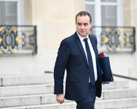 Sébastien Lecornu annonce la suspension de l'augmentation de la taxe foncière.