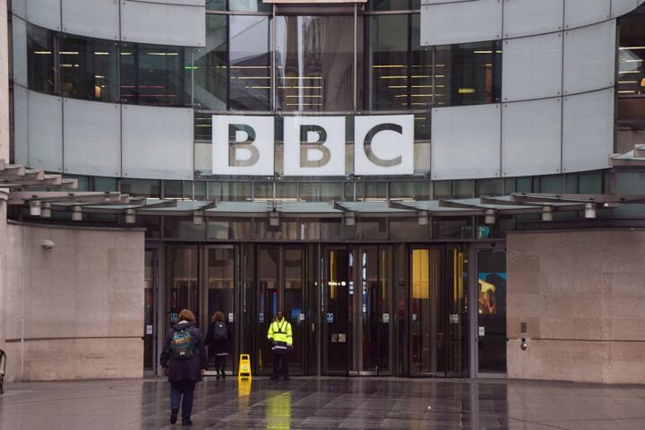 Trump cible les médias : la BBC au centre de la controverse après une édition contestée