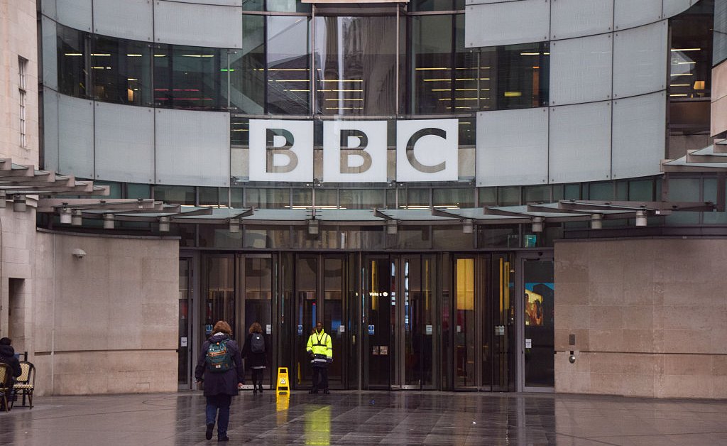 Trump cible les médias : la BBC au centre de la controverse après une édition contestée