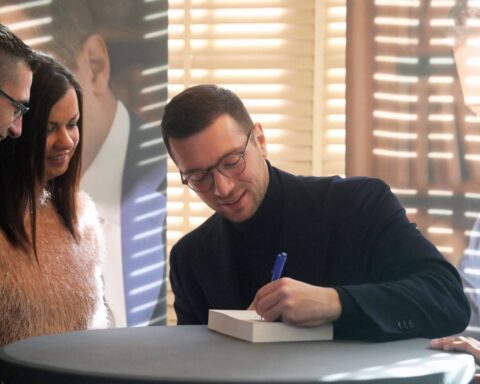 Un homme de 74 ans écrase un œuf sur la tête de Jordan Bardella lors d'une séance de dédicace