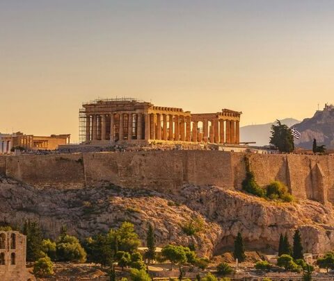 Un homme restitue à la Grèce un fragment du Parthénon, qui s'avère issu d'un temple plus ancien
