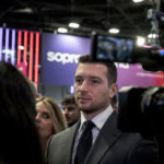 Un œuf jeté sur la tête de Jordan Bardella lors d'une dédicace à Moissac