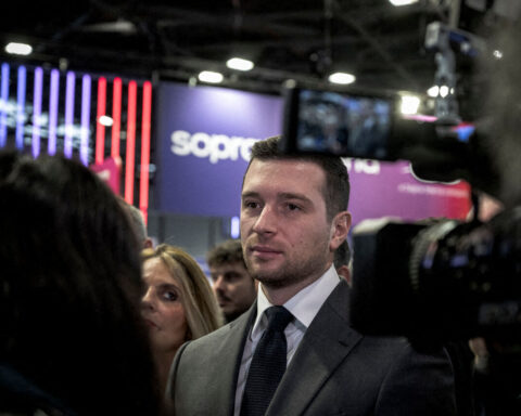 Un œuf jeté sur la tête de Jordan Bardella lors d'une dédicace à Moissac