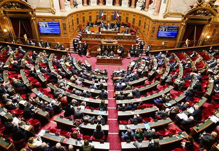 Un rapport des sénateurs LR recommande d'interdire le voile et le jeûne du ramadan aux mineurs de moins de 16 ans