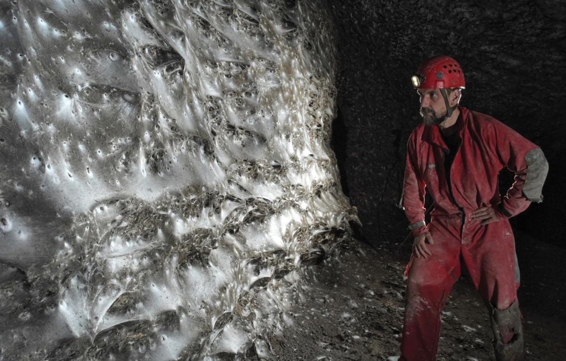 Une gigantesque toile d’araignée de 100 m2 découverte dans la Sulfur Cave en Albanie