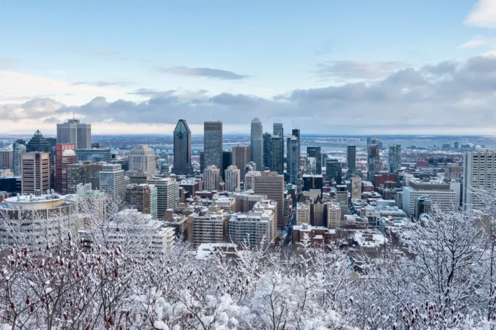 Une tempête de neige précoce paralyse le Québec et les États-Unis sous un chaos hivernal.