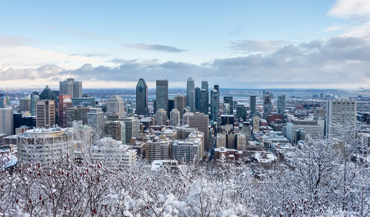 Une tempête de neige précoce paralyse le Québec et les États-Unis sous un chaos hivernal.