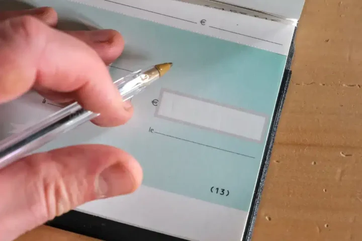 Vos chéquiers menacés : la Banque de France alerte sur la situation !