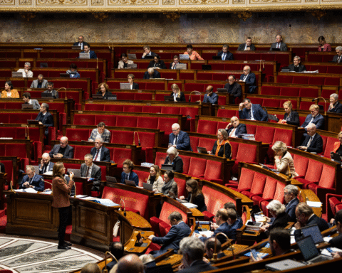 Yaël Braun-Pivet appelle à mettre fin aux photos des bancs vides à l'Assemblée nationale