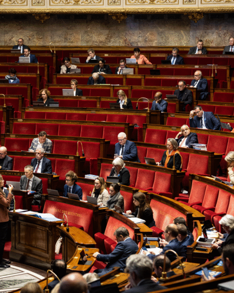 Yaël Braun-Pivet appelle à mettre fin aux photos des bancs vides à l'Assemblée nationale