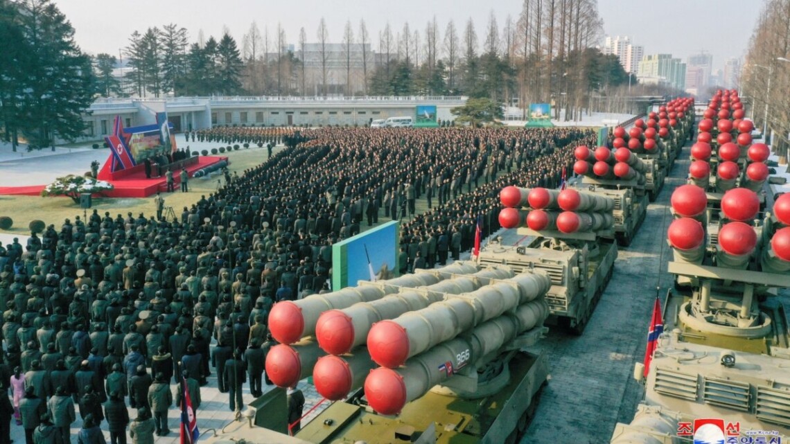 Kim Jong Un ordonne une montée en puissance de la production de missiles en 2026