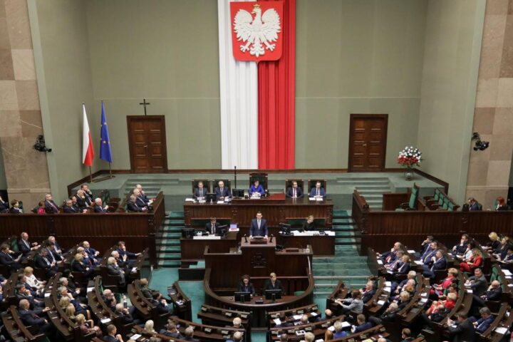 Le ministre de l’Intérieur polonais menace d’interdire un parti d’extrême droite pour ses prises de position prorusses