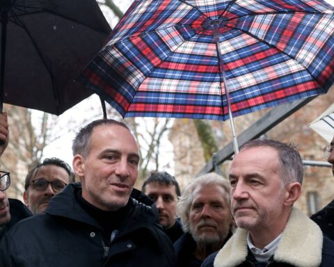 À Paris, Glucksmann dénonce le « trumpisme » comme menace lors des municipales