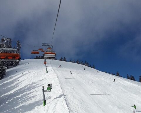 Accident tragique à Piancavallo : un homme chute de dix mètres du télésiège, son pronostic vital engagé