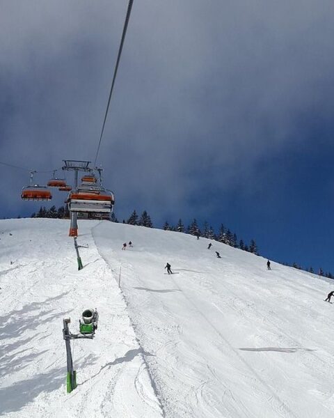 Accident tragique à Piancavallo : un homme chute de dix mètres du télésiège, son pronostic vital engagé