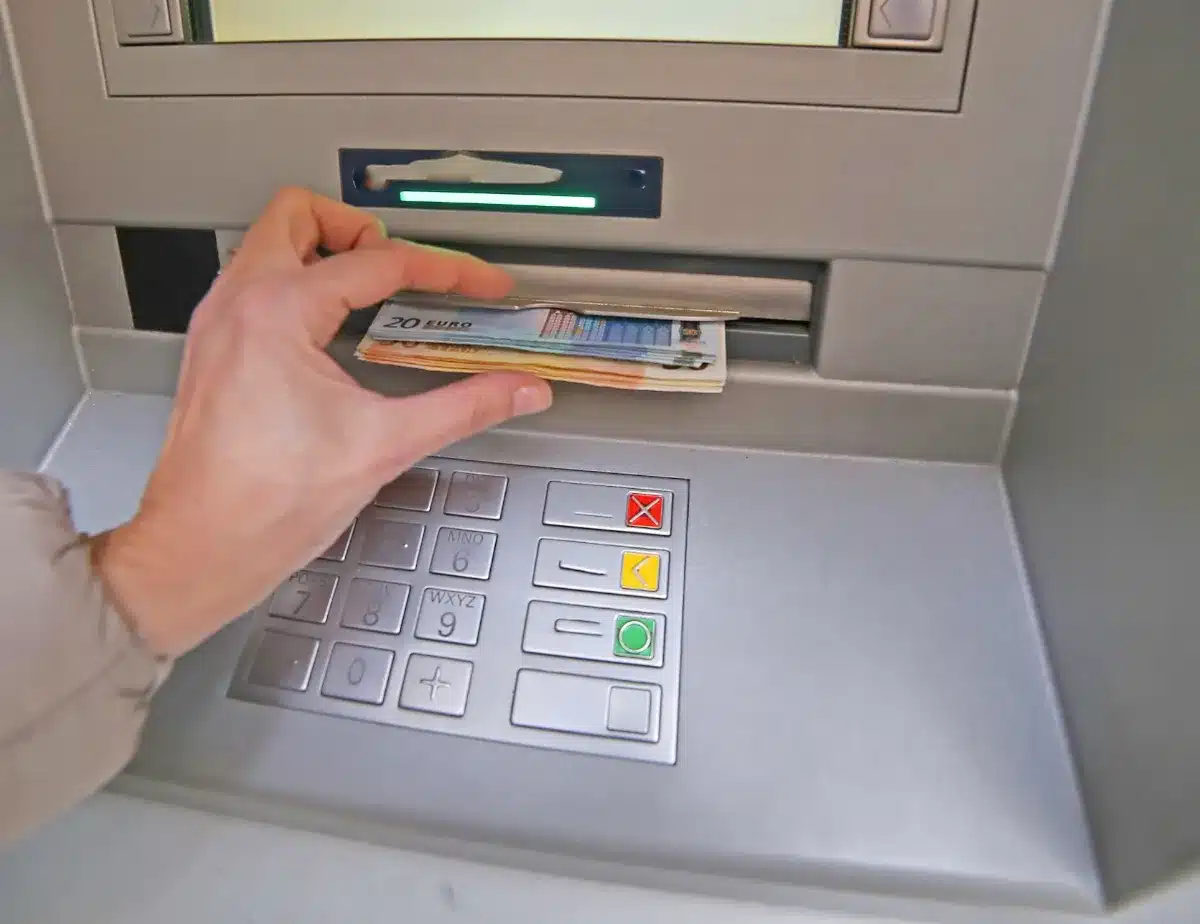 Argent liquide : le nouveau système de cash in shop prévu pour 2026.