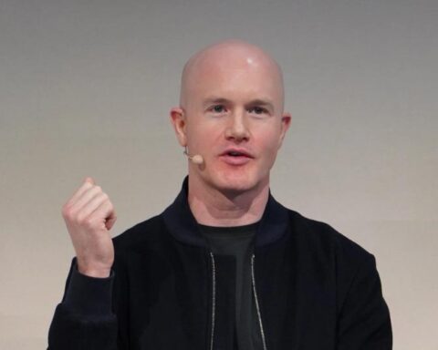 Brian Armstrong, PDG de Coinbase, avertit que les banques ne s'adaptant pas aux stablecoins seront « laissées pour compte »
