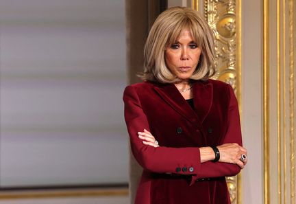 Brigitte Macron présente des excuses amid une polémique, la France face à un déclin démographique et une surproduction de choux-fleurs