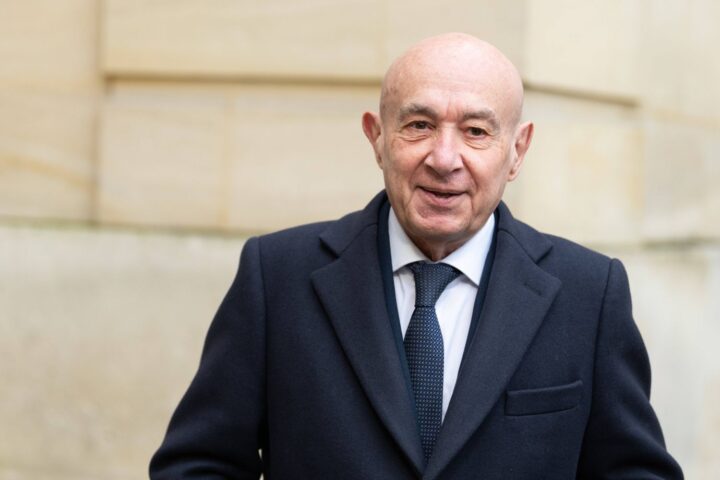 Claude Malhuret récompensé par le Press Club de France pour son humour politique en 2025