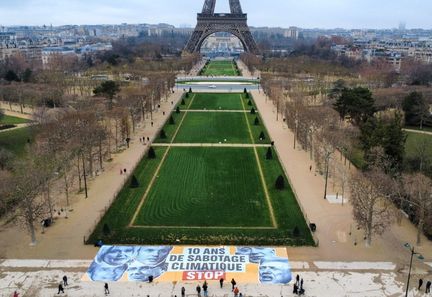 Climat : une banderole déployée sur le Champ-de-Mars pour dénoncer le sabotage de l'accord de Paris