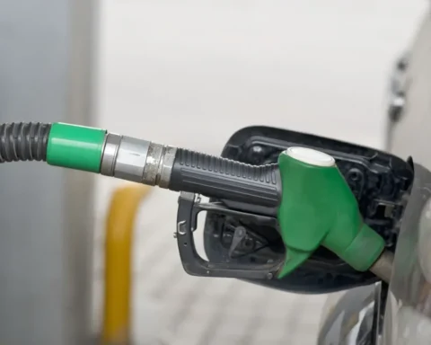 Comment les Américains bénéficient de prix bas à la pompe alors que nous supportons des tarifs élevés.