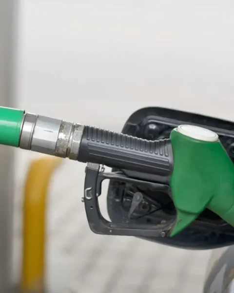 Comment les Américains bénéficient de prix bas à la pompe alors que nous supportons des tarifs élevés.
