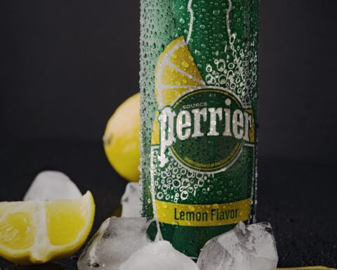 Contamination de l'eau minérale Perrier : quatre millions de bouteilles mises en suspension.