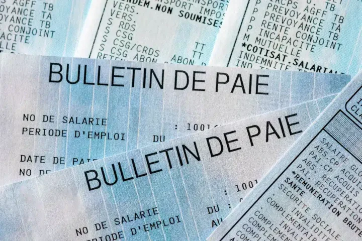 Des années après leur départ, ils continuent de percevoir leur salaire : un scandale qui ébranle l'administration.