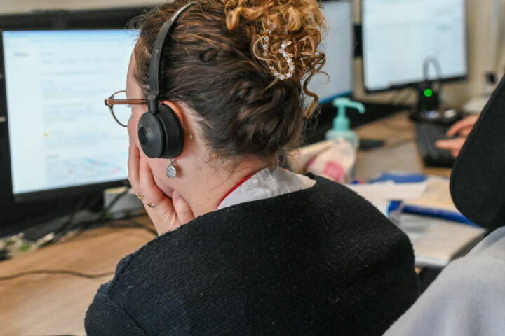 Des infirmières écoutent les appelants au 3114 pour prévenir le suicide en France