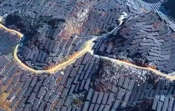 Des milliers d'hectares de panneaux solaires sur les montagnes de Chine soulèvent des inquiétudes environnementales